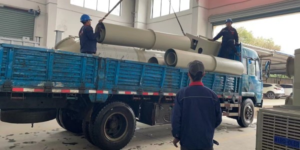 廠家關(guān)于噴淋塔的優(yōu)點都在這兒！耀先環(huán)境技術(shù)員給力！